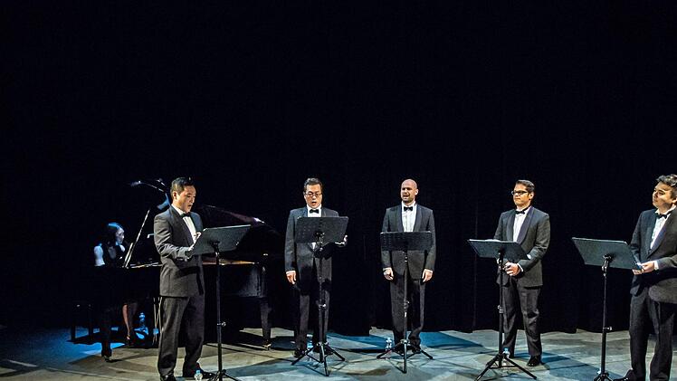 "Love of Autumn": Mit einem Liederabend begeistern fünf Sänger aus den Reihen des Landestheater-Chores bei einem Liederabend in der Reithalle. Am Klavier begleitete Mina Kim.Foto: Jochen Berger