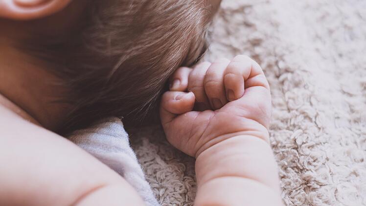 Eine 27-Jährige legte ihr Baby in München in eine Hecke - wissend, dass es dort sterben würde. Symbolfoto: unsplash.com/freestocks.org
