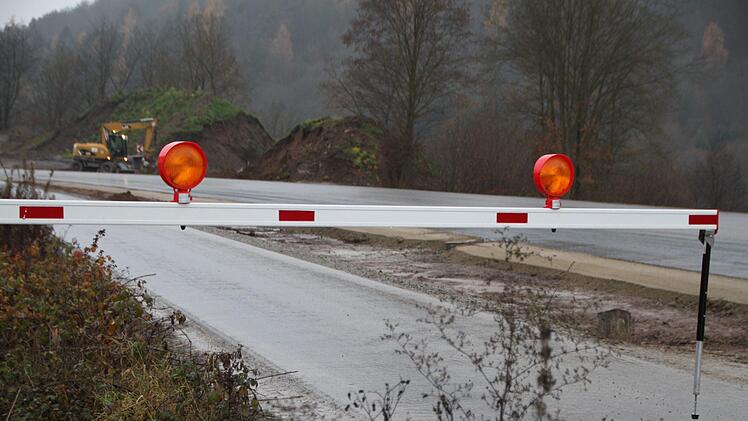 Auf Höhe Schmidthof versperrt eine Schranke die Durchfahrt auf dem neuen Radweg. Nur Busse, Rettungswagen und die Polizei dürfen hindurch. Foto: Ulrike Müller