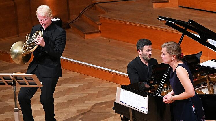 In voller Aktion (von links): Christoph Eß (Horn), Boris Kusnezow (Klavier) und Katja Stuber (Sopran) bei ihrem romantischen Liederabend. Romana Kochanowski
