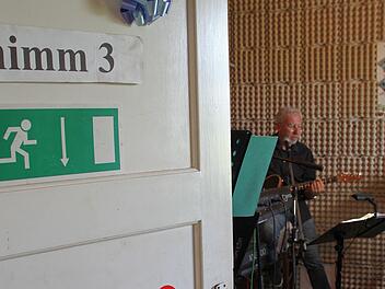 Aus "Nimm 3" wurden "Die 3" (im Bild Markus Döring), deren Proberaum wir einen Besuch abgestattet haben.