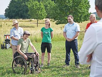 Vor Ort im Obstgarten werden die Wege auf ihre Barrierefreiheit erprobt.