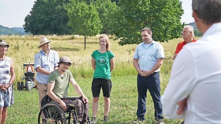 Vor Ort im Obstgarten werden die Wege auf ihre Barrierefreiheit erprobt.