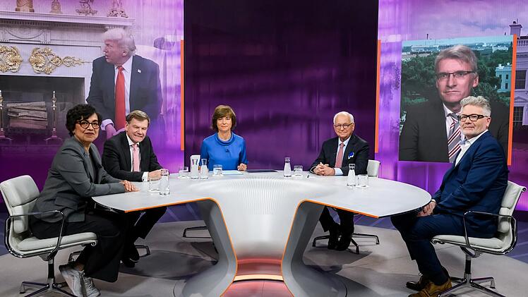 Maybrit Illner (dritte von links) diskutierte am Donnerstagabend mit Journalistin Mariam Lau (links), Außenminister Johann Wadephul (zweiter von links), Ex-Diplomat Wolfgang Ischinger (dritter von rechts), ZDF-US-Korrespondent Elmar Theveßen (zweiter von rechts) und Wirtschaftshistoriker Adam Tooze.