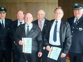 Bei den Nordhalbener Reservisten wurden verdiente Mitglieder geehrt. Unser Bild zeigt (v. l.) Präsident Hans Schiener, Bernd Radlo, Heinz Demantke, Manfred Wunder, Horst Schnura und BKV-Vorsitzenden Gottfried Betz. Foto: Susanne Deuerling