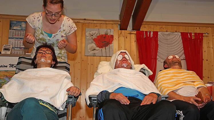 Die Kosmetikerin Natalie (Sonja Herold) sorgt bei den Gäste für einen glatten Teint. Vorn von links: Sybilla (Brigitte Dülk), Hans (Roland May) und Felix (Paul Neumeister).