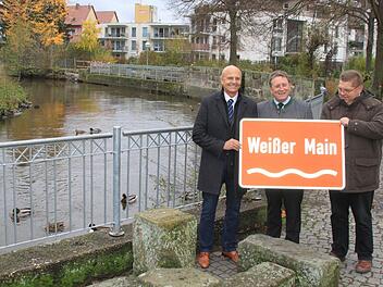 Das erste Schild ist fertig und weist auf den wieder gültigen Namen des Weißen Mains hin. Darüber freuen sich (von links) Tourismus-Manager Helmut Völkl, OB Henry Schramm und Helmut Müller vom Kulturamt. Foto: Dagmar Besand