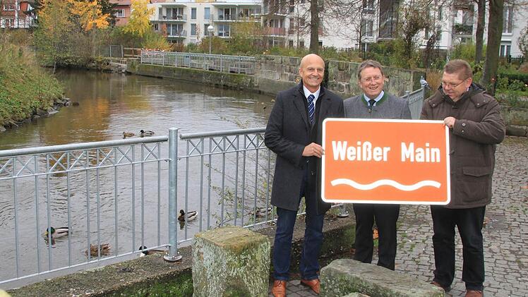 Das erste Schild ist fertig und weist auf den wieder gültigen Namen des Weißen Mains hin. Darüber freuen sich (von links) Tourismus-Manager Helmut Völkl, OB Henry Schramm und Helmut Müller vom Kulturamt. Foto: Dagmar Besand