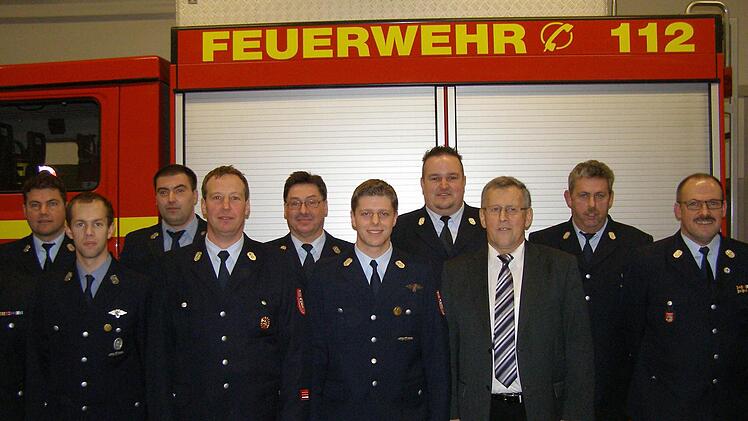 Die Geehrten und der neue Vorstand: Frank Bolz, Robin Vogler, Frank Beck, Gerhard Helfrich, Fred Beck, Fabian Eckstein, Andreas Seidenthal, Walter Müller, Erich Spahn und Walter Muth. Foto: Wolfgang Saam