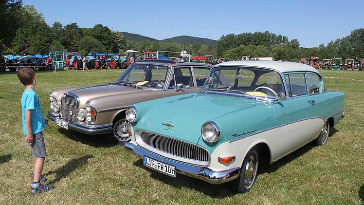 Zwei deutsche Klassiker unter sich: Mercedes und Opel.