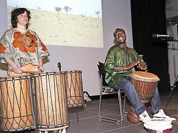 Sylvia Mograbi und Kassim Traore trommeln für Afrika. Am Samstag sind beide in Höchstadt bei der Benefizveranstaltung für Mali dabei. Foto: Pauline Lindner