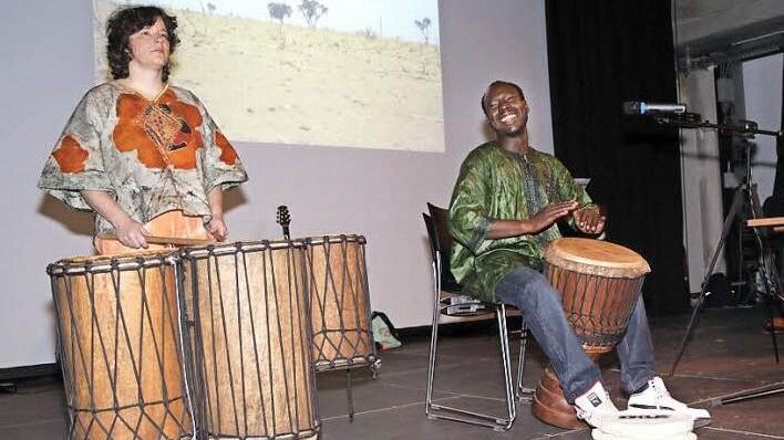 Sylvia Mograbi und Kassim Traore trommeln für Afrika. Am Samstag sind beide in Höchstadt bei der Benefizveranstaltung für Mali dabei. Foto: Pauline Lindner