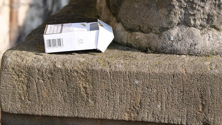 Immer wieder findet sich gerade nach Festen Müll an oder auf der Statue. Sicherlich wird sie auch so manches Mal unbedacht als Aschenbecher oder schlimmeres verwendet. Das ist ihrem Zustand nicht unbedingt zuträglich. Foto: Katharina Brecht