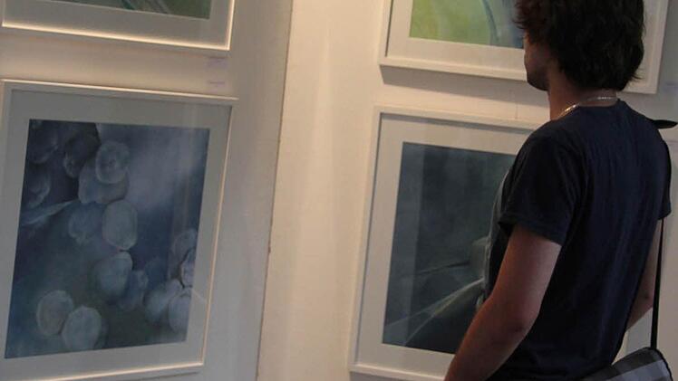 Zarte Kunstwerke von Cornelia Morsch in Blau-Nuancen sind derzeit in der Petrikirche zu sehen. Foto: Sonja Adam