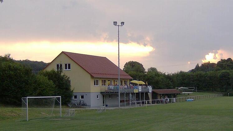 Viele Besucher waren zur Einweihung des neuen Sportheims gekommen. Foto: Petra Malbrich