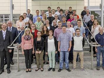 Sie haben gut lachen, die ehemaligen Auszubildenden mit ihren Ausbildern sowie Betriebsrat Thomas M&ouml;lkner (vorne links), Personalleiter Olaf Riesebeck (zweite Reihe links) und Ausbildungsleiter Bernhard Schwab (hinten links). Foto: Schaeffler