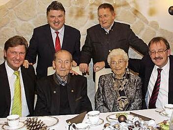 Gleich zwei Schwiegersöhne, die im Stadtrat sind - haben Günter und Gunda Krutz: Rainer Ludwig und Stefan Schaffranek. Auch Landrat Klaus Peter Söllner und Oberbürgermeister Henry Schramm kamen, um zu gratulieren. Foto: Sonja Adam