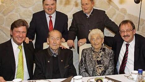 Gleich zwei Schwiegersöhne, die im Stadtrat sind - haben Günter und Gunda Krutz: Rainer Ludwig und Stefan Schaffranek. Auch Landrat Klaus Peter Söllner und Oberbürgermeister Henry Schramm kamen, um zu gratulieren. Foto: Sonja Adam