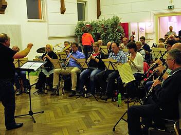 In den Räumen der Musikschule probt die Stadtkapelle Kulmbach mit ihrem Dirigenten Thomas Besand für das Jubiläumsfest am 2. Oktober. Foto: Stephan Herbert Fuchs