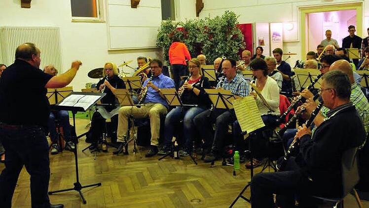 In den Räumen der Musikschule probt die Stadtkapelle Kulmbach mit ihrem Dirigenten Thomas Besand für das Jubiläumsfest am 2. Oktober. Foto: Stephan Herbert Fuchs