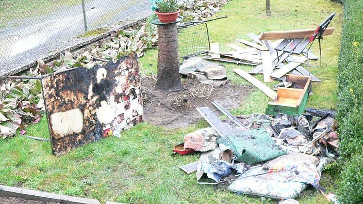 Die bein Terrassenbrand in Flammen geratenen Gartenmöbel wurden von der Feuerwehr in den Garten gebracht und dort abgelöscht, um Wasserschaden zu vermeiden. Foto: Feuerwehr Kulmbach