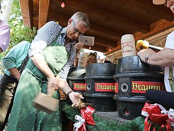 Oberbürgermeister Uwe Kirschstein stach mit drei Schlägen das Annafest an.  Fotos: Barbara Herbst