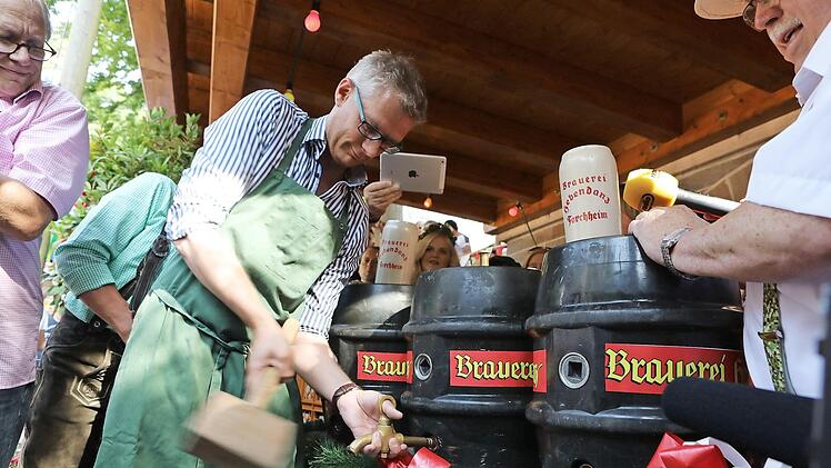 Oberbürgermeister Uwe Kirschstein stach mit drei Schlägen das Annafest an.  Fotos: Barbara Herbst