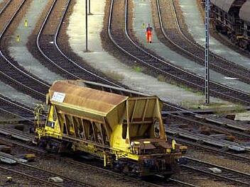 Ein Bahnarbeiter ist auf der Bahnstrecke in Limbach, einem Ortsteil von Schwabach, ums Leben gekommen. Symbolbild: Karl-Josef Hildenbrand dpa/lby