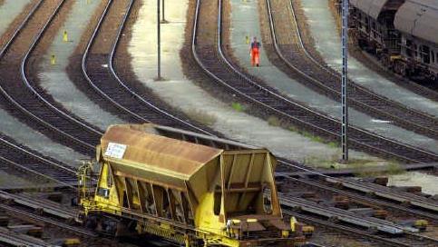 Ein Bahnarbeiter ist auf der Bahnstrecke in Limbach, einem Ortsteil von Schwabach, ums Leben gekommen. Symbolbild: Karl-Josef Hildenbrand dpa/lby