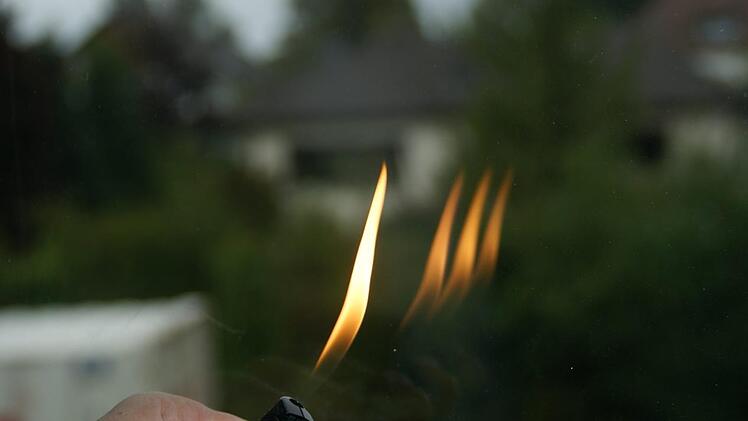 Mit dem Feuerzeug wird die Dreifachverglasung der Fenster sichtbar.