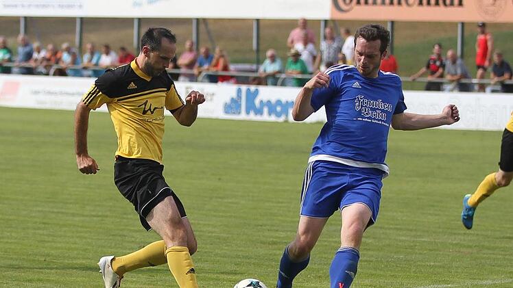 Bastian Renk (links) erzielt gegen Mitwitz das 5:1.Lisa H&uuml;mmer