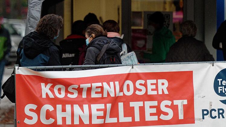 Wer eine öffentliche Sportveranstaltung in Bayern besuchen will, kommt aktuell um einen Schnelltest nicht herum. Foto: Henning Kaiser/dpa
