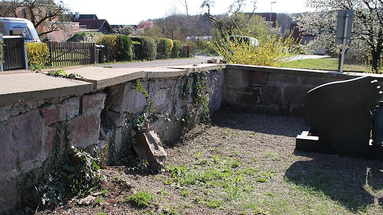 Die Friedhofsmauer in Schlimpfhof gehört zu den nächsten geplanten  Maßnahmen.