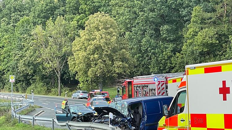 Neudrossenfeld: Vollsperrung auf B85 nach Unfall - Autos frontal zusammengesto&szlig;en