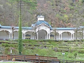 Die Veranstaltungen finden in der Neuen Kolonnade im Kurpark statt.