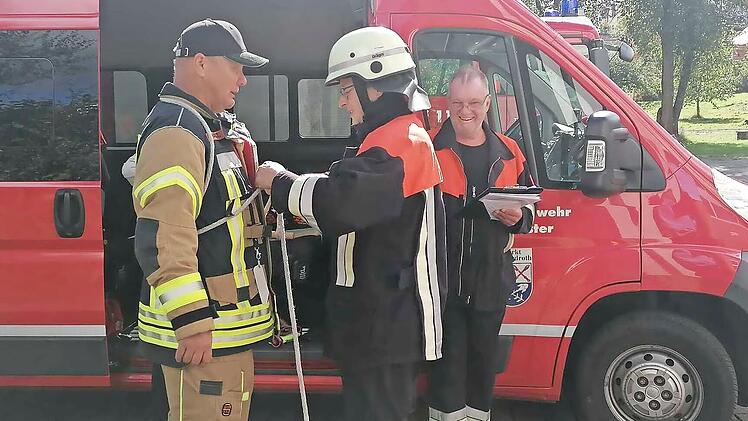 Steffen Schade ( links, Kommandant der Feuerwehr Waldfenster ) und Klaus Zimmerhackl (rechts, Kommandant der Feuerwehr Oehrberg) mit einem Prüfling an der Station „Knoten & Stiche“.