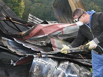 Liridon Janova zerlegt  große Blechteile, damit sie sich leichter verladen lassen.  Fotos: Sonja Adam