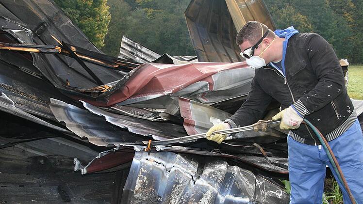 Liridon Janova zerlegt  große Blechteile, damit sie sich leichter verladen lassen.  Fotos: Sonja Adam