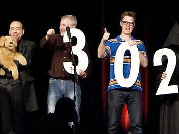 Die fünf Comedy-Stars präsentieren die Zahl des Abends: 13.025 Euro kamen bei der ersten Comedy-Gala im Kongresshaus zugunsten der Hilfsprojekte des Coburger Round Table 151 zusammen. Fotos: Florian Hecky