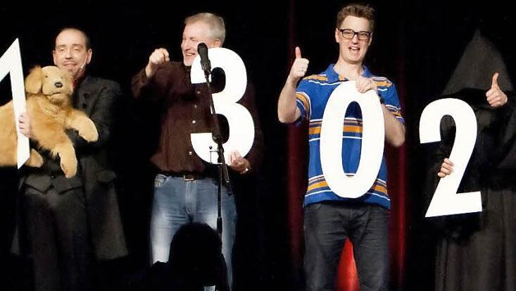 Die fünf Comedy-Stars präsentieren die Zahl des Abends: 13.025 Euro kamen bei der ersten Comedy-Gala im Kongresshaus zugunsten der Hilfsprojekte des Coburger Round Table 151 zusammen. Fotos: Florian Hecky