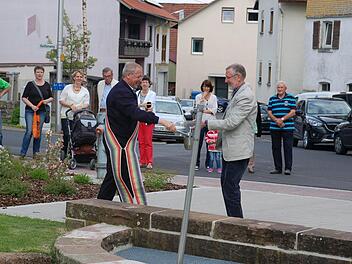 Diakon Michael Schlereth (links) hat den neu gestalteten Dorfplatz geweiht. Ihm assistierte Bürgermeister Waldemar Bug. Fotos: Alexander Pfülb