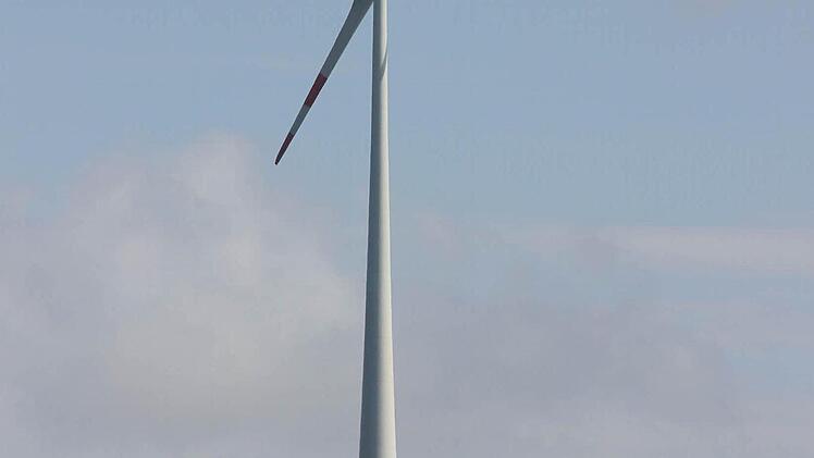 So wie auf diesem Bild bei Münchberg werden auch die Hainer Windräder aus dem Wald ragen.  Foto: Friedwald Schedel