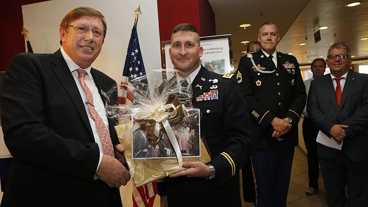 Die Ausstellung kann bis zum 27. September während der Geschäftszeiten des Kaufhauses Karstadt besichtigt werden.