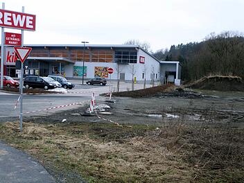 Auf der Fläche neben dem Rewe-Markt soll ein Gesundheitszentrum entstehen. Foto: Michael Wunder