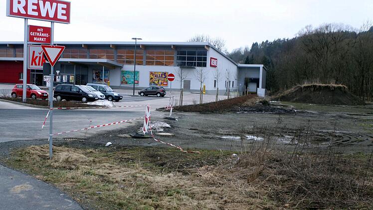 Auf der Fläche neben dem Rewe-Markt soll ein Gesundheitszentrum entstehen. Foto: Michael Wunder