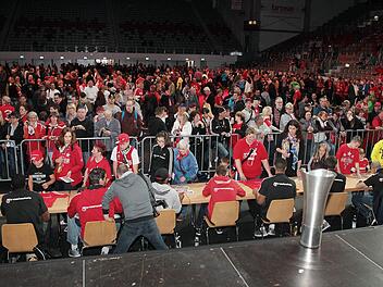 2500 Fans verabschieden sich in der Frankenhölle vom Meister 2015. Fotos: sportpress