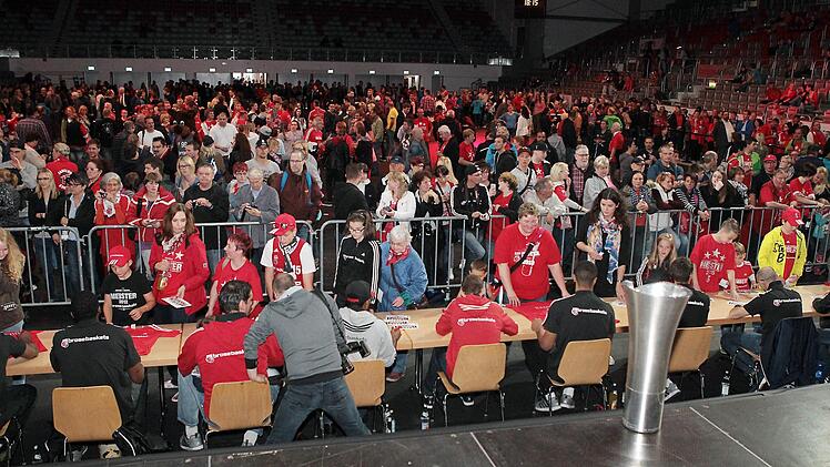 2500 Fans verabschieden sich in der Frankenhölle vom Meister 2015. Fotos: sportpress
