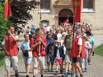 Die Wallfahrer machen sich auf den Heimweg nach Euerdorf. Foto: Doris Bauer