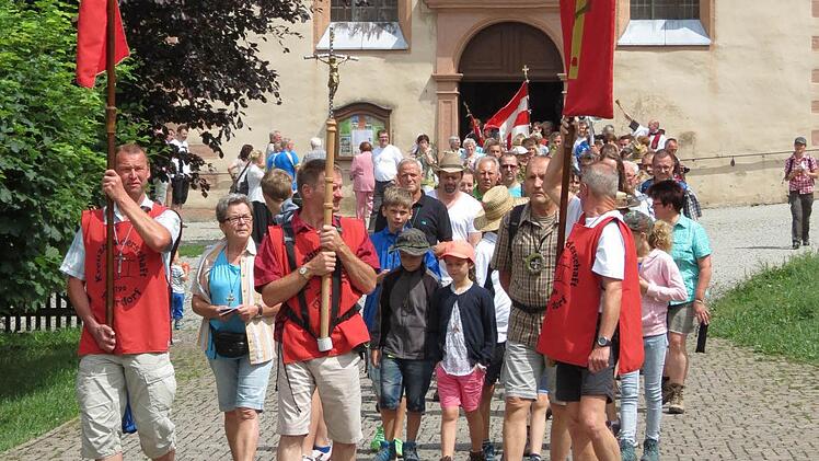 Die Wallfahrer machen sich auf den Heimweg nach Euerdorf. Foto: Doris Bauer