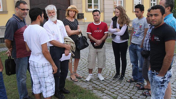Die "Ansprechpartner" Norbert Wippich (links) und Werner Schöpplein (3. Von links) im Gespräch mit den Flüchtlingen. Foto: Günther Geiling